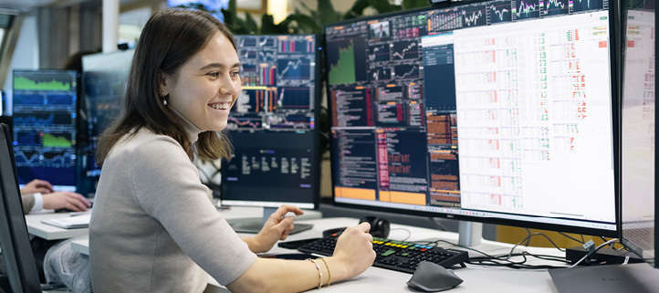 Employee working at multiple screens in the Oslo office.