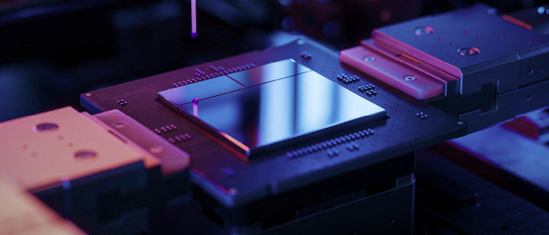 Nærbilde av halvlederbrikke under produksjon i et teknologilaboratorium.