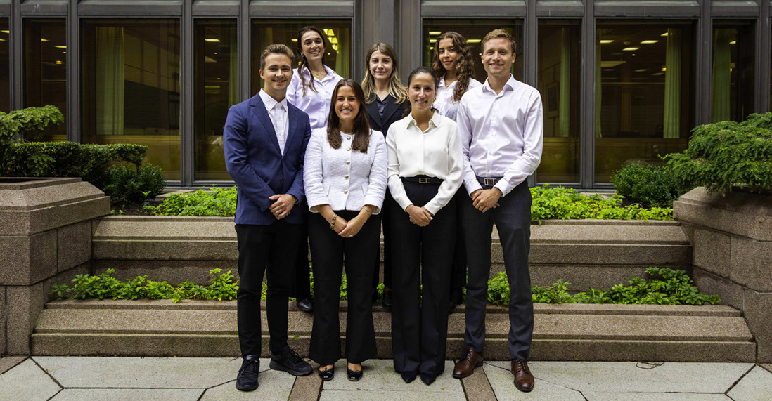 Syv graduates som startet i 2025, fotografert utenfor kontorbygget.