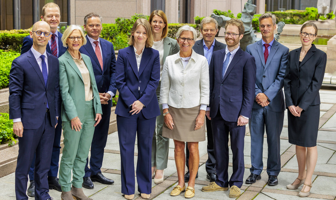 Norges Banks hovedstyre, gruppebilde utendørs.