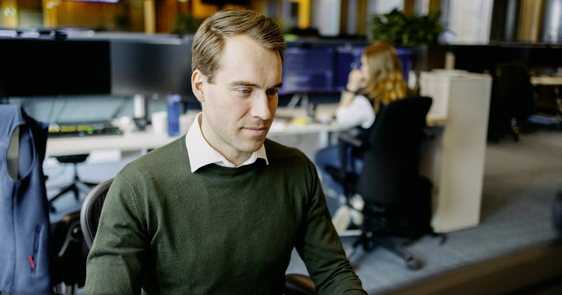 En ansatt i Norges Bank Investment Management jobber ved en dataskjerm på kontoret i Oslo.