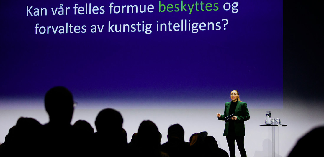 Leder for cybersikkerhet presenterer på Attack-konferansen 2024, med en lysbildeslide om kunstig intelligens og formuesbeskyttelse.