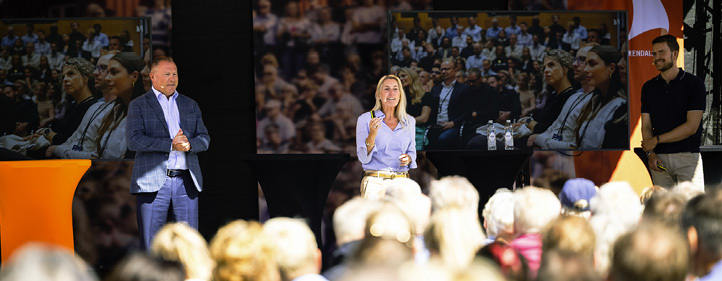 Innledere p&aring; scenen under et KI-arrangement under Arendalsuka 2025, foran et utend&oslash;rspublikum.