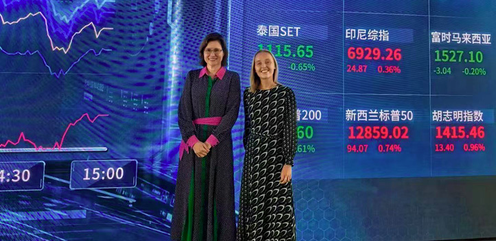 To representanter foran en stor digital skjerm ved Shanghai-b&oslash;rsen.