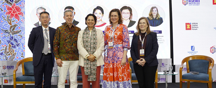 Fem deltakere p&aring; scenen under ASEAN Capital Markets Forum i Malaysia, med konferansebakgrunn bak seg.