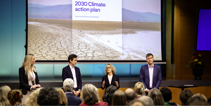 Innledere p&aring; scenen som presenterer 2030 Climate Action Plan for et publikum.