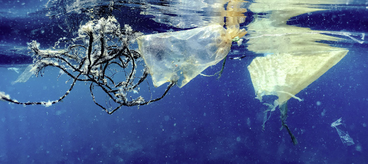 Plastavfall som flyter i havet rett under vannoverflaten.