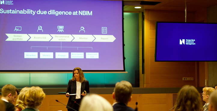 Innleder p&aring; NGO-seminar i Oslo, med en presentasjon med tittelen &laquo;Sustainability due diligence at NBIM&raquo; p&aring; skjermen.